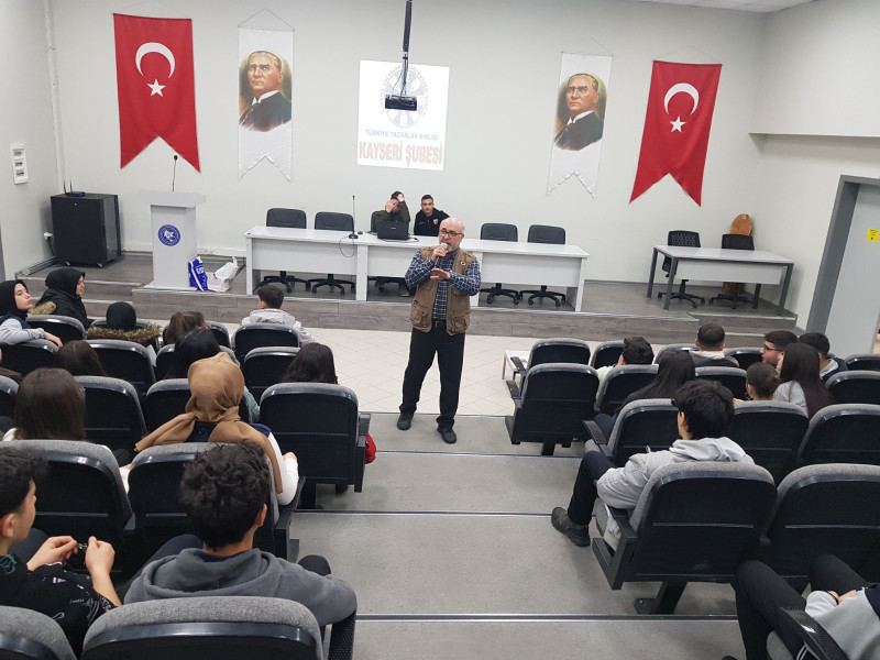 yazar-okulu-seminerleri-basladi-ilk-hafta-nicin-tarih-yazariz-basligi-ele-alindi thumbnail