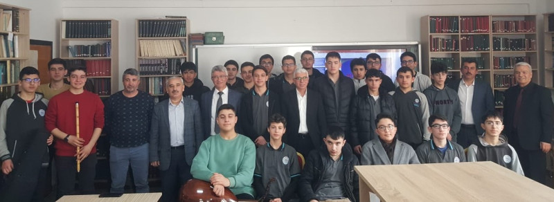 yazar-okulu-seminerleri-devam-ediyor-hayatin-siirsel-izleri-basligi-ile-siir-konusuldu thumbnail