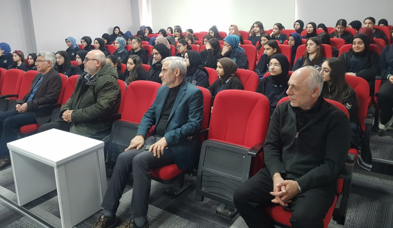 yazar-okulu-seminerlerinde-ilyas-han-sahin-tarih-ilminin-onemini-ele-aldi thumbnail