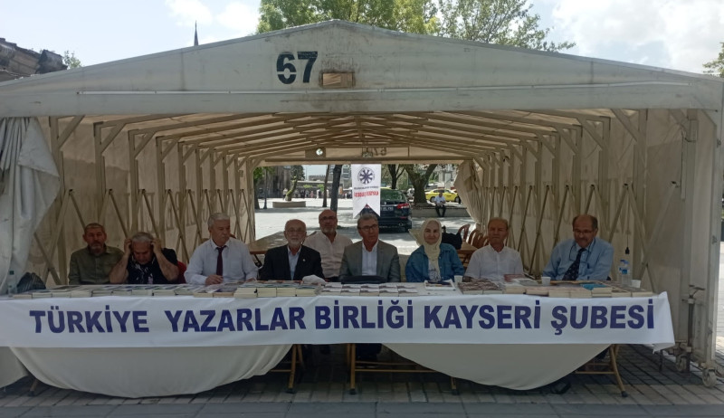 kayserili-yazarlar-kitapseverlerle-bulusuyor thumbnail