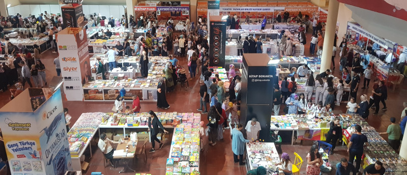 turkiye-yazarlar-birligi-kayseri-subesi-standina-yogun-ilgi thumbnail